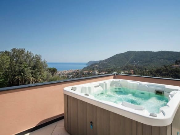 SPLENDIDO ATTICO IN VILLA CON AMPIA TERRAZZA